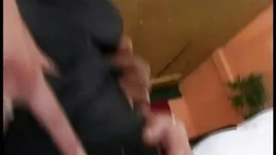 En sort mand plantede en hvid dansk porno tube elskerinde vagina på hanen