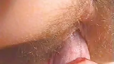 To piger suger skiftevis phallus og slikker det dansk swinger porn hele
