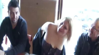 Hun tilstod til den fyr, at hun ønskede at sutte og gav ham en dansk porno video blo
