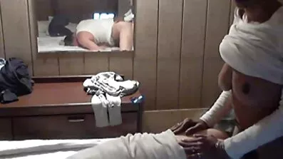 Gør et dybt blæsejob i position free porn dansk 69 og glædeligt seere med sugende