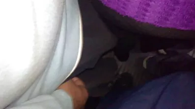 Babe skubber en stor dildo i en privat sex video danske video