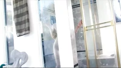 Flirt sci sjusket suger og dansk sex video jerks off hendes kæreste pik på cam