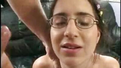 Broren tvang søsteren til at sprede benene og dansk porno tube plantede sin ende der