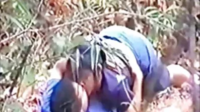 En legende ung dansk porno video pige kom ind i bilen af en sort mand og gik til at kneppe