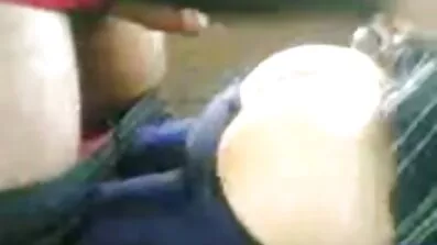 Filmet på video en trekant med dansk porno video en hånd i fisse af en ung kvinde, der tjener mænd