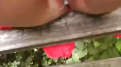 Ældre kone lagde klassisk dansk porno sig på sengen og begyndte at onanere