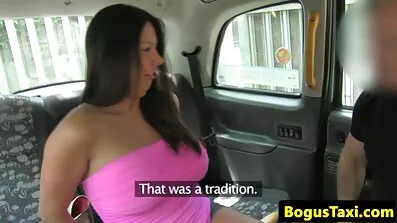 Busty kvinde med briller onanerer fallus med bryst og dansk porno tube spreder benene
