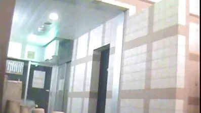 Busty moden dansk sex video blondine fik fyren til at arbejde med pik i køkkenet