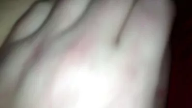 Asiatisk pige med engelske udseende Bande-fucked i dansk sex video vagina og mund