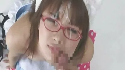 Redhead Dame snyder på sin dansk sex video mand med en sort mand i sin seng