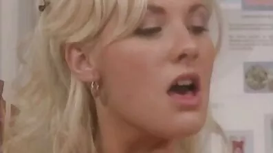 Kvinde med næse piercing pleasuring hendes slids i en privat dansk sex porn video