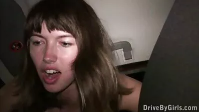 Brunette med store dansk sex porn bryster tager cum på ansigt