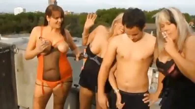 Cum dekoreret gamle elskerinde ansigt efter Cunnilingus dansk sex video