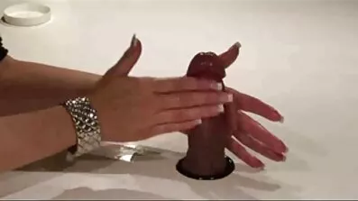 Redhead pige med små bryster onanerer entusiastisk med en sex dansk video dildo