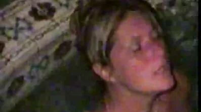 Romantisk blondine nicole brøggler sex video med Behåret Fisse gav en mand foran pejsen