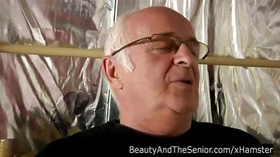 Brunette fucks en skare af fyre og erstatter alle huller dansk retro porn