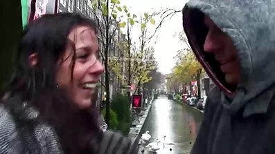Brunette i forførende undertøj forført af en sort mand for en god dansk vintage porn fuck