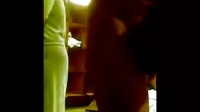 Hun talte med en fyr i køkkenet og begyndte at give sig selv i dansk retro porn røvet