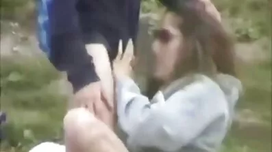 Ung kvinde kærtegner sig selv med en vibrator foran dansk bdsm video kameralinsen